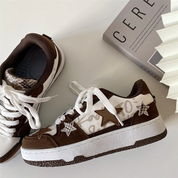 Braune Sneakers mit Stern-Ästhetik
