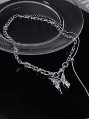 Halskette mit Gliederkette und Schmetterlingsanhänger