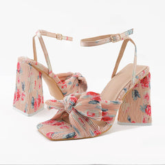 Sandalen mit Schleife und klobigem Absatz