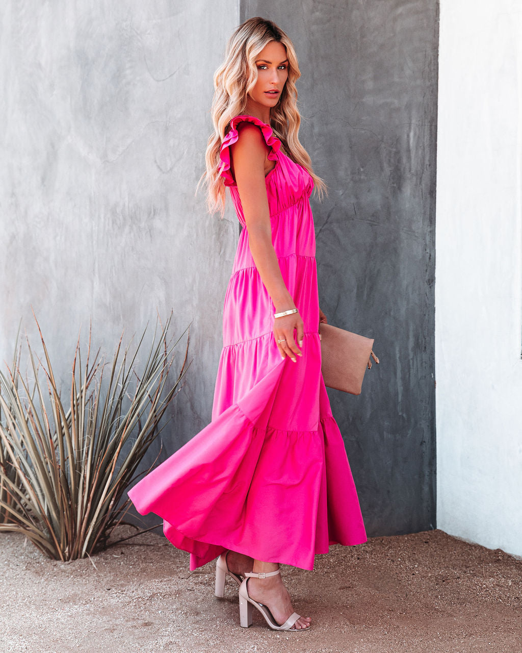 Caprice – Gestuftes Maxikleid mit Rüschen