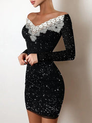 Vestido negro ajustado con palabra bronceada y bolso de hombro a la cadera 