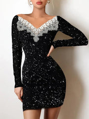 Vestido negro ajustado con palabra bronceada y bolso de hombro a la cadera 