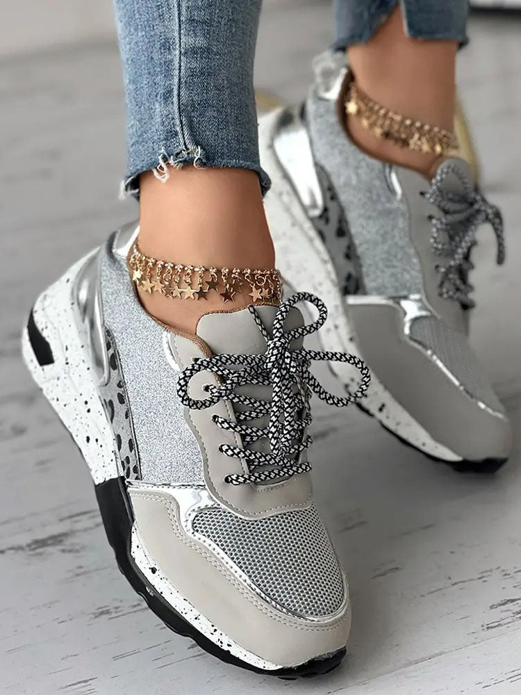 Lässige Sneakers mit Glitzer-Leopardenmuster