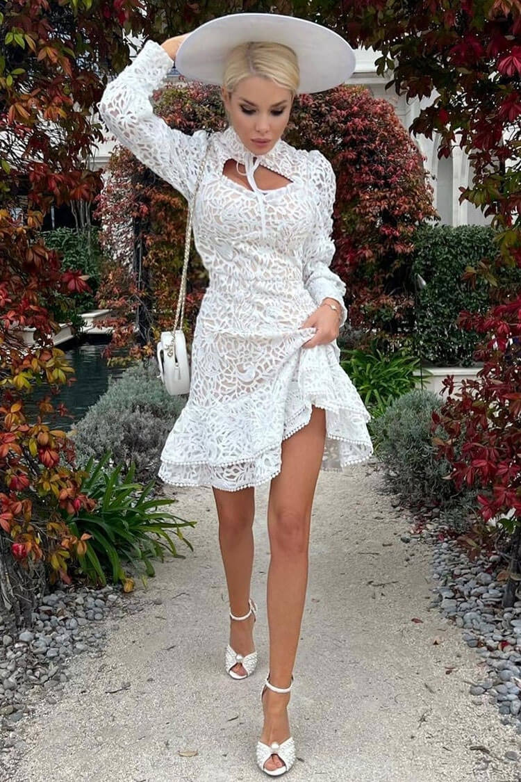 Edles gestuftes Minikleid mit Mandarinkragen, Puffärmeln, Häkelspitze und Rüschen - Weiß