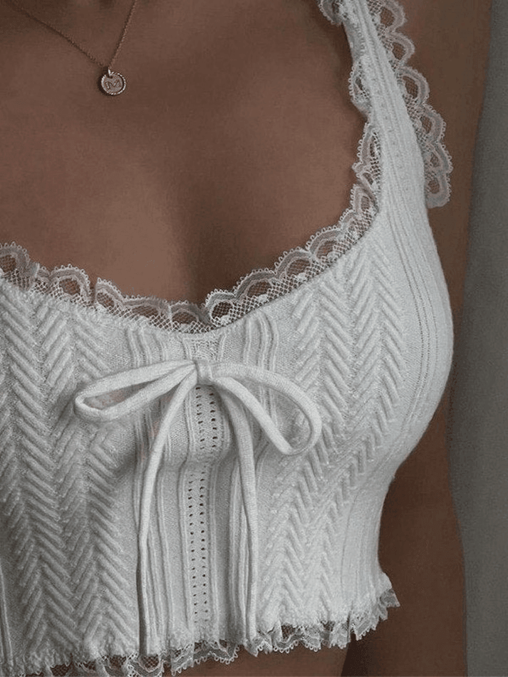 Kurzes weißes Tanktop mit Spitzenbesatz