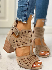 Sandalen mit ausgehöhltem Blockabsatz