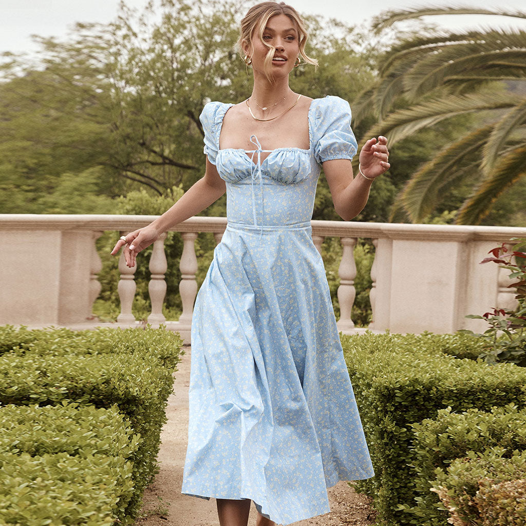Vestido largo veraniego con mangas abullonadas y abertura alta, estampado de margaritas - Azul cielo