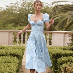 Vestido largo veraniego con mangas abullonadas y abertura alta, estampado de margaritas - Azul cielo