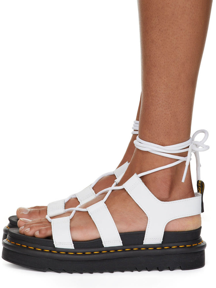 Flache Sandalen aus gekreuztem Leder