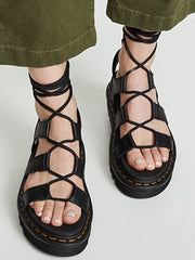 Flache Sandalen aus gekreuztem Leder