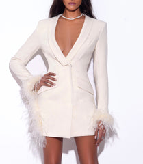 Vestido blazer con ribete de plumas en blanco perla