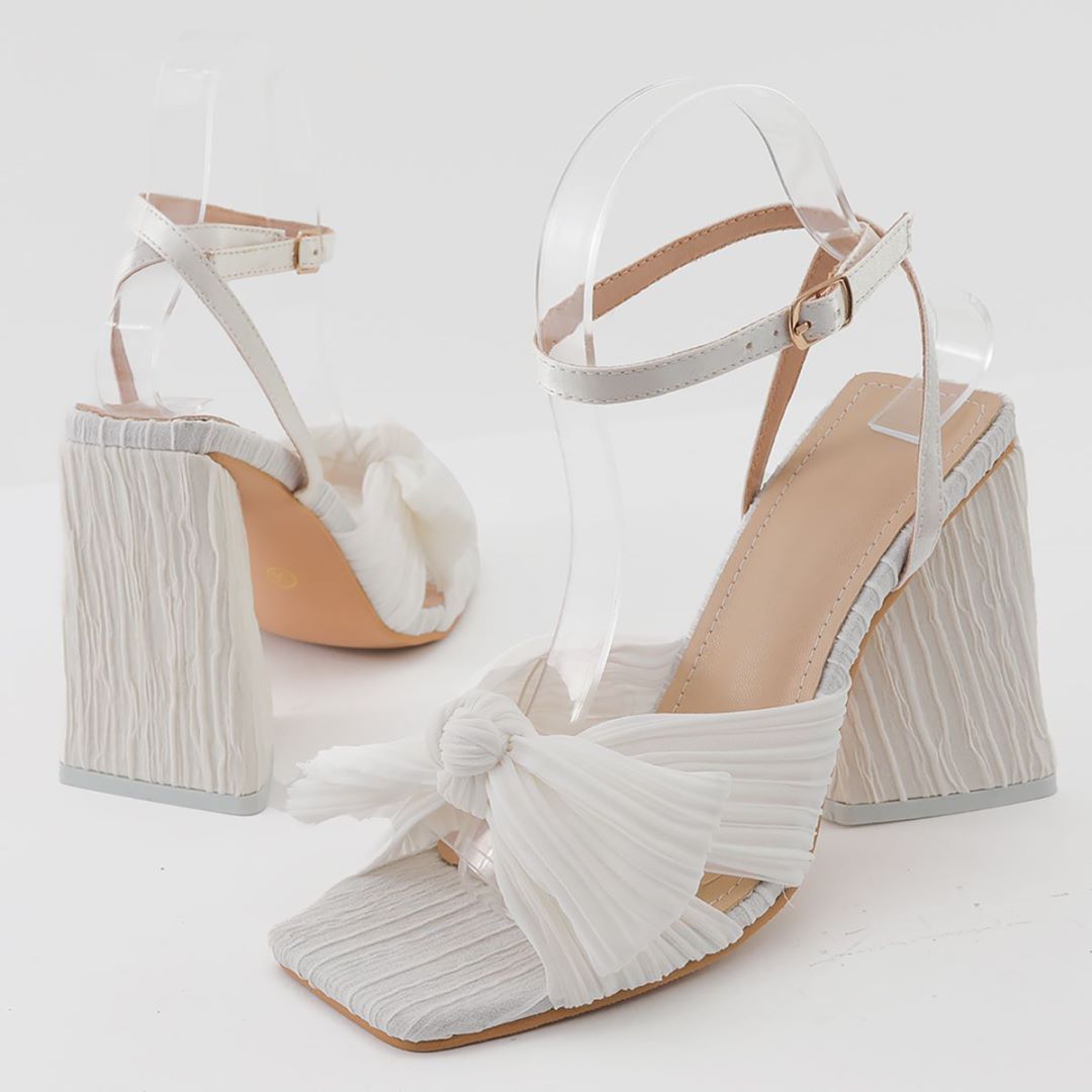 Sandalen mit Schleife und klobigem Absatz