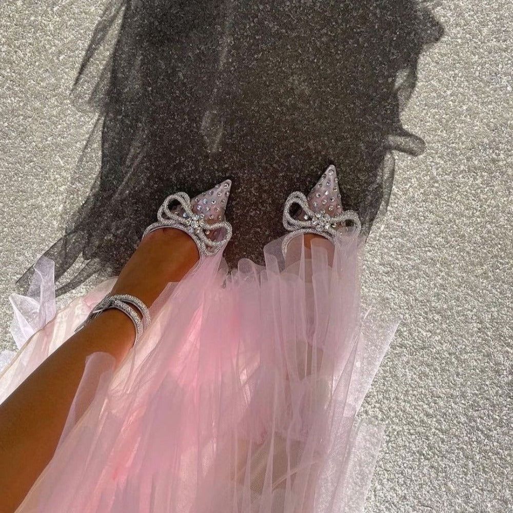 Tacones Showstopper con doble lazo y adornos de cristal 