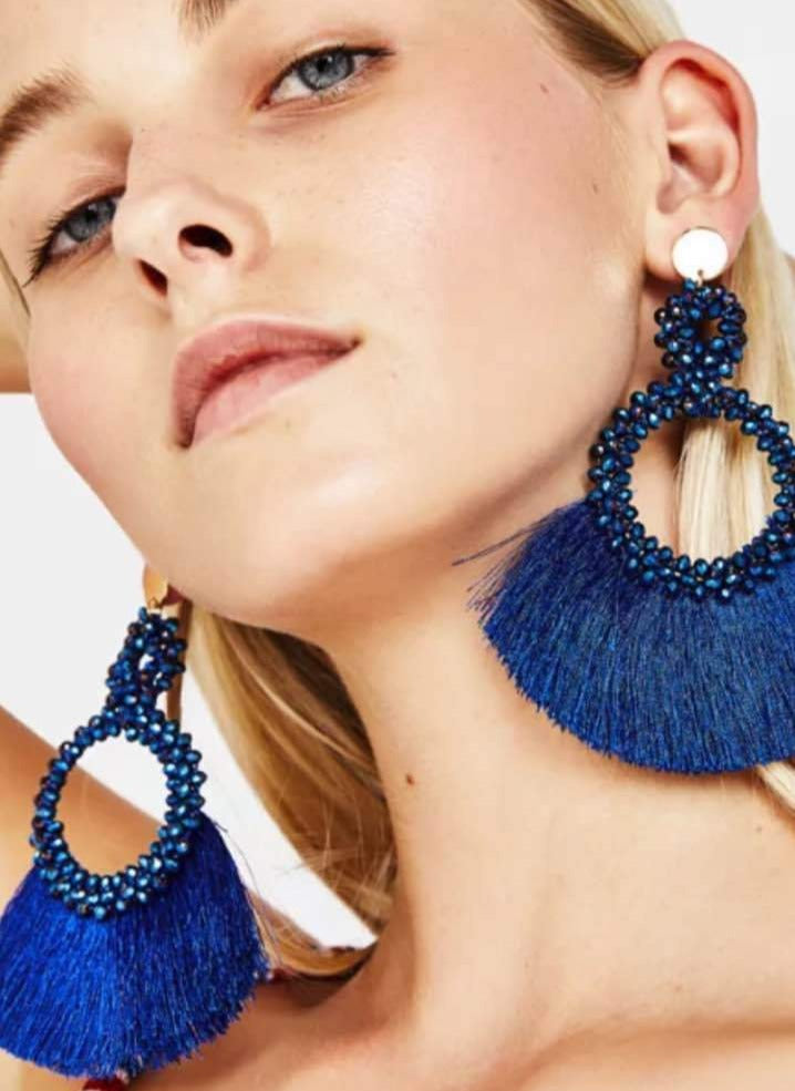 Pendientes bohemios con borlas geométricas y cuentas 