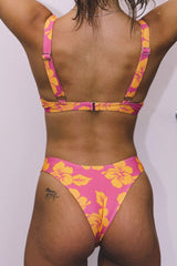 Pink-orangefarbene Bikinihose mit hohem Bund und Blumenmuster