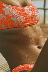 Lachsfarbene Bikinihose mit Blumenmuster und hohem Beinausschnitt und Rüschen