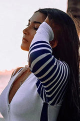 Weißer, marineblauer Badeanzug mit langen Ärmeln und Reißverschluss vorne