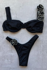 Bikini-Set mit hohem Ausschnitt und Bügeln und Schulterträgern mit Rosette
