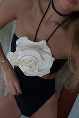 Einteiliger Badeanzug mit Neckholder und Cut-Outs in Rosette-Optik