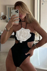 Einteiliger Badeanzug mit Neckholder und Cut-Outs in Rosette-Optik