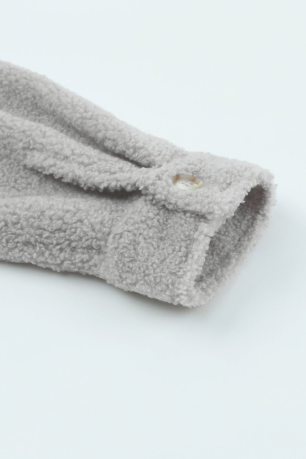 Abrigo de peluche con bolsillos de solapa y botones en la parte delantera