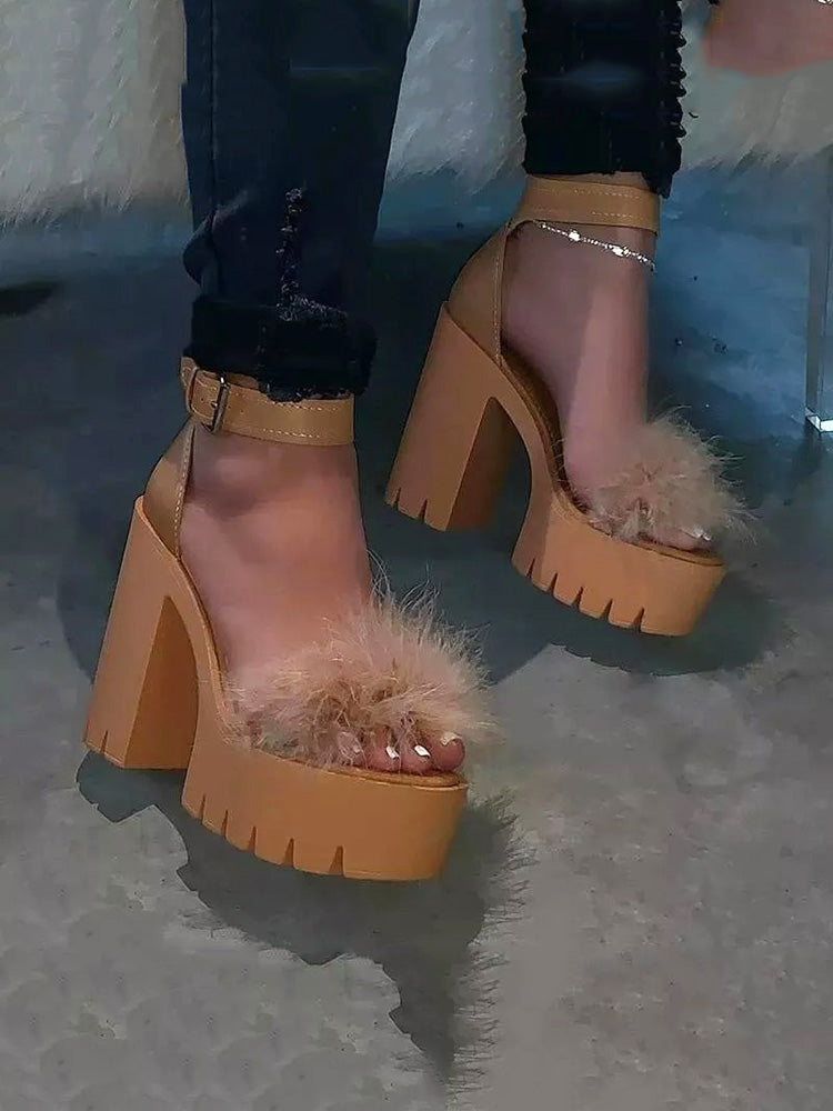 Sandalen mit flauschigem Obermaterial und klobigen Absätzen