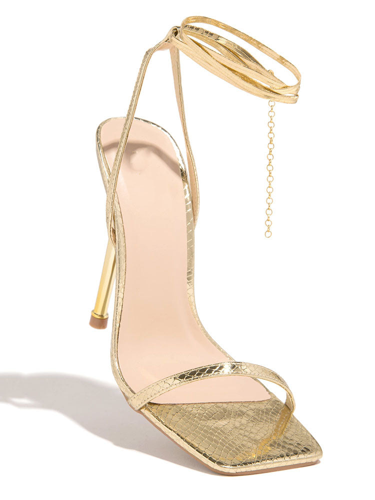 Sandalen mit eckiger Zehenpartie und Knöchelriemen