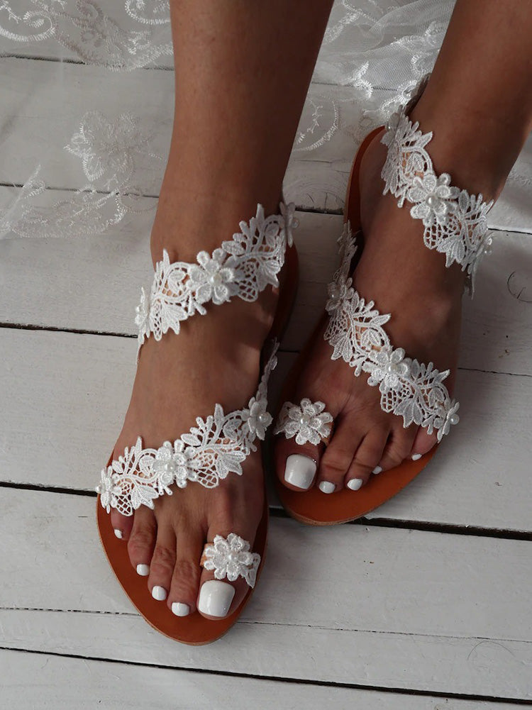 Flache Strandsandalen mit Spitze, Blumen und Perlen