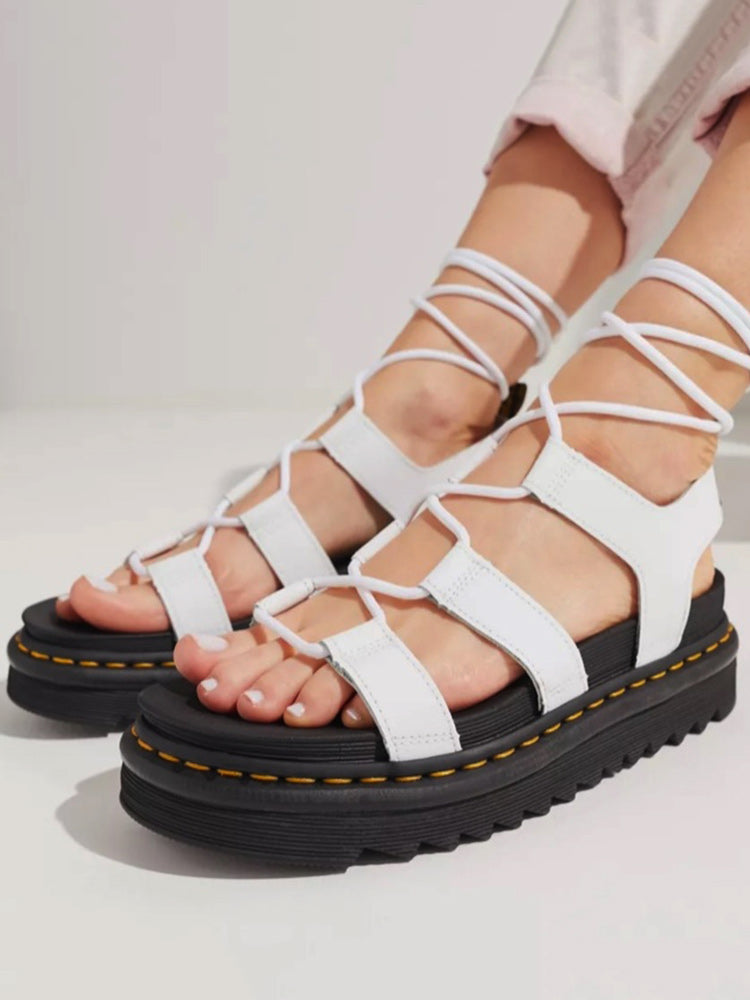 Flache Sandalen aus gekreuztem Leder