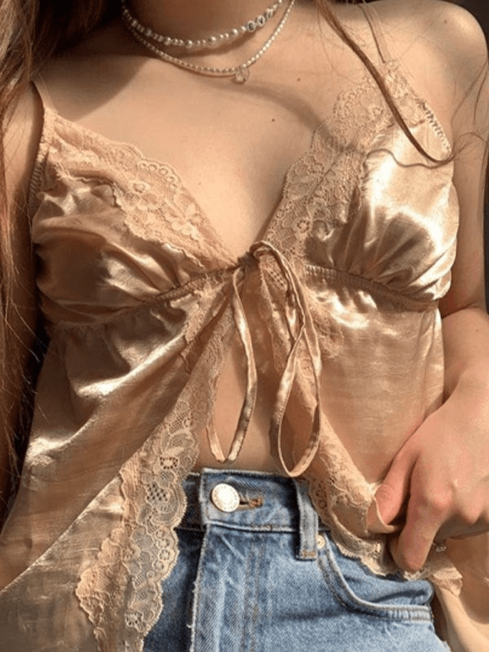 Kurzes Camisole-Top aus Satin mit Spitzeneinsätzen und Schlitz