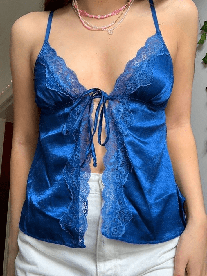 Kurzes Camisole-Top aus Satin mit Spitzeneinsätzen und Schlitz