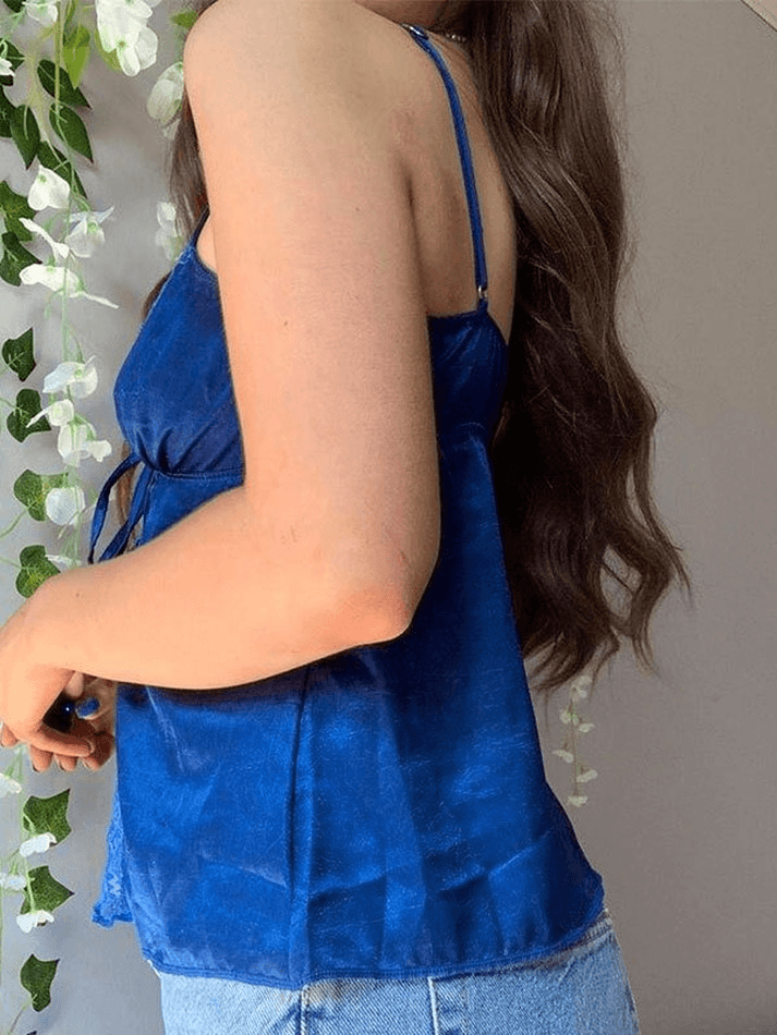 Kurzes Camisole-Top aus Satin mit Spitzeneinsätzen und Schlitz
