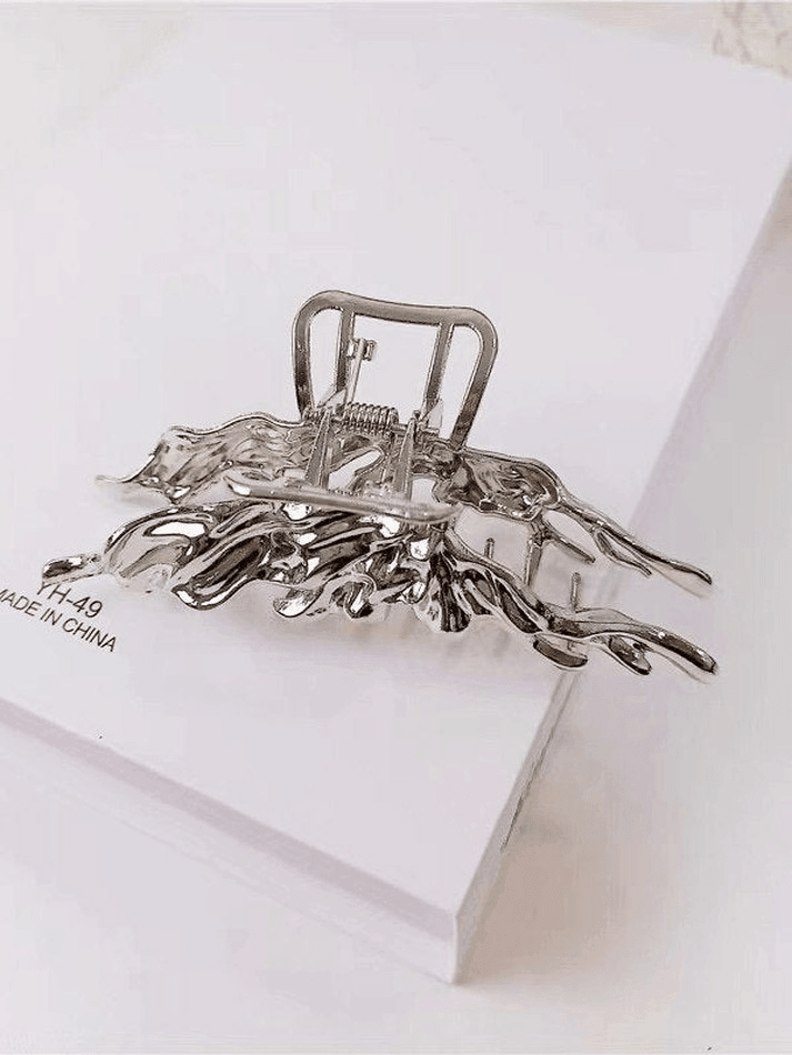 Clip de garra de mariposa de metal líquido