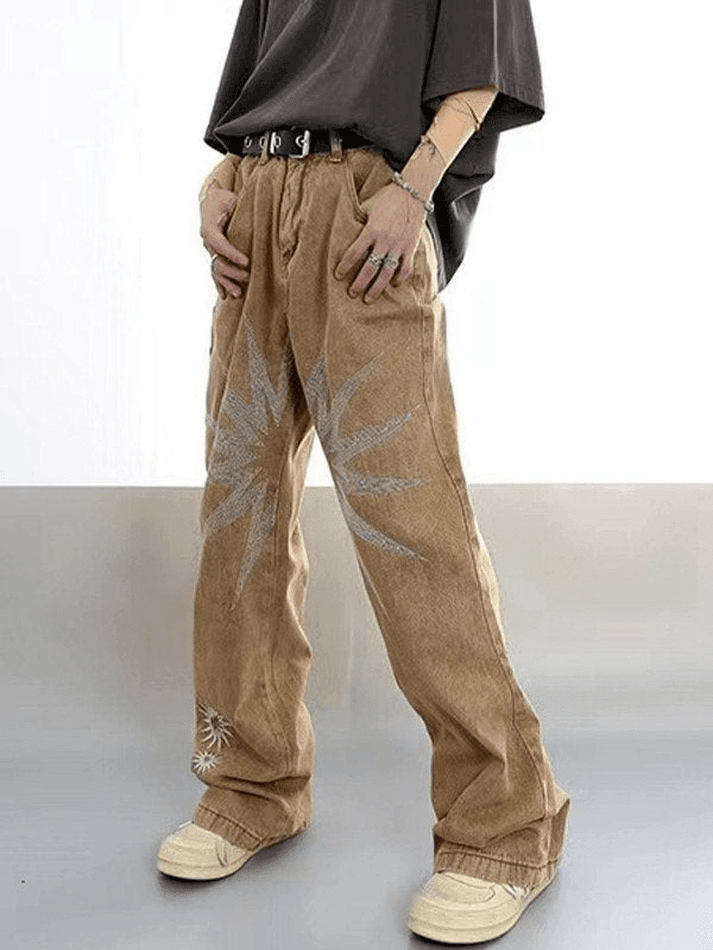 Herrenjeans im Vintage-Waschungsstil mit Stickereien und Knöchelschlag