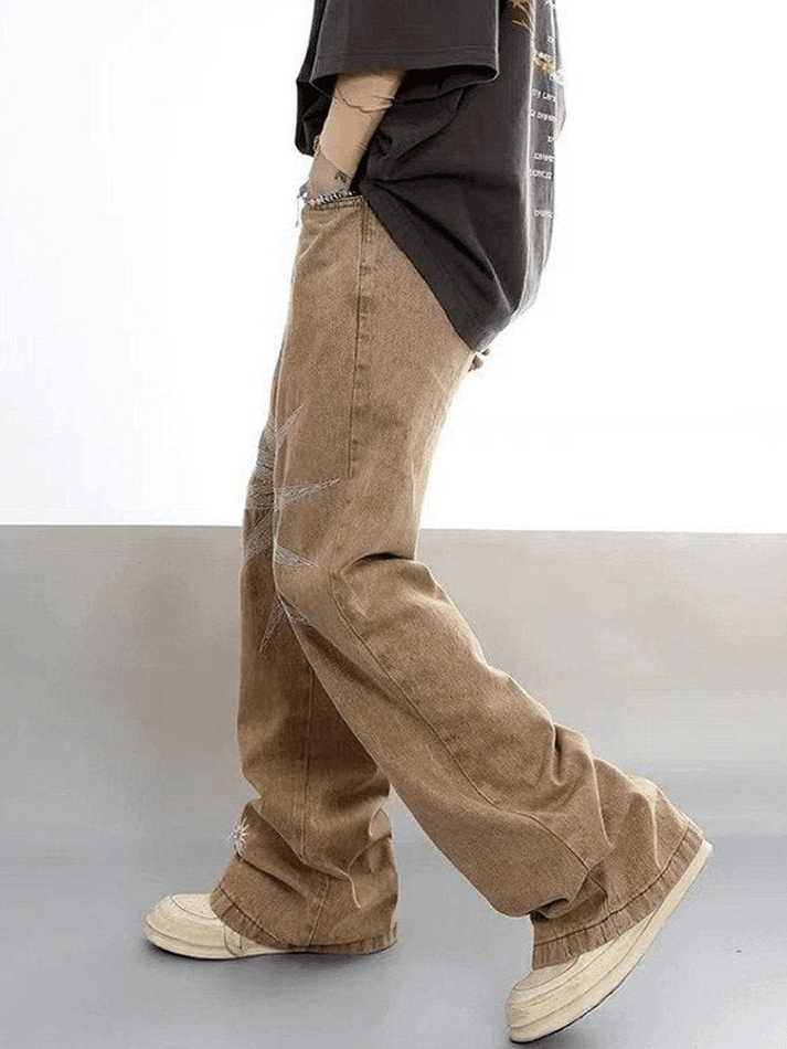 Herrenjeans im Vintage-Waschungsstil mit Stickereien und Knöchelschlag