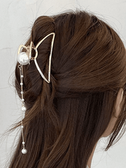 Pinza para el pelo con borla de metal y decoración de perlas