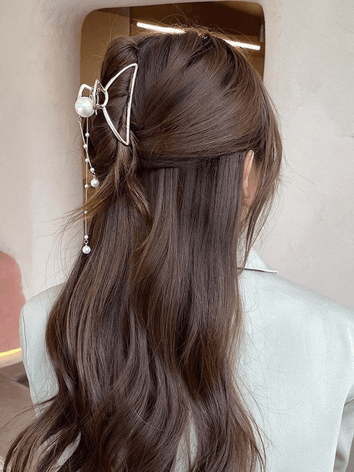 Pinza para el pelo con borla de metal y decoración de perlas