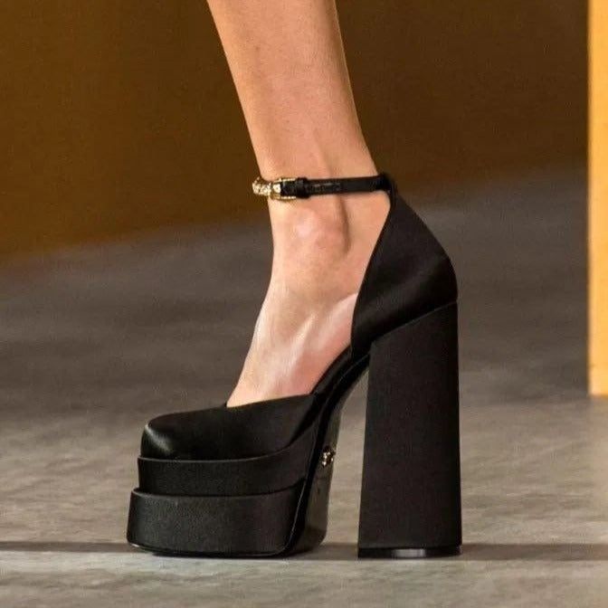 Rendezvous Satin-Pumps mit doppelter Plateausohle und Kristallriemen