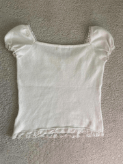 Weiße Bluse mit Puffärmeln und Einsätzen aus Spitze