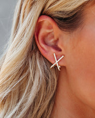 Pavé-Ohrstecker mit kreuz und quer verlaufenden Verzierungen