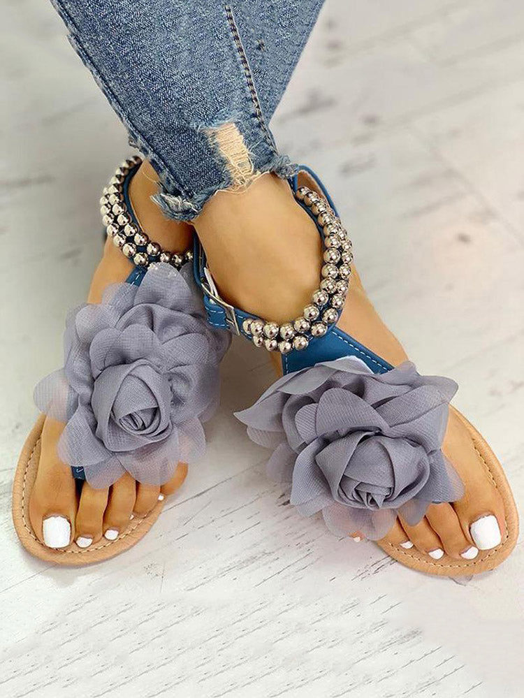 Flache Sandalen mit Blumen-String-Perlen und Knöchelriemen