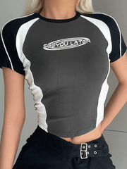 Camiseta de manga corta con letras en contraste