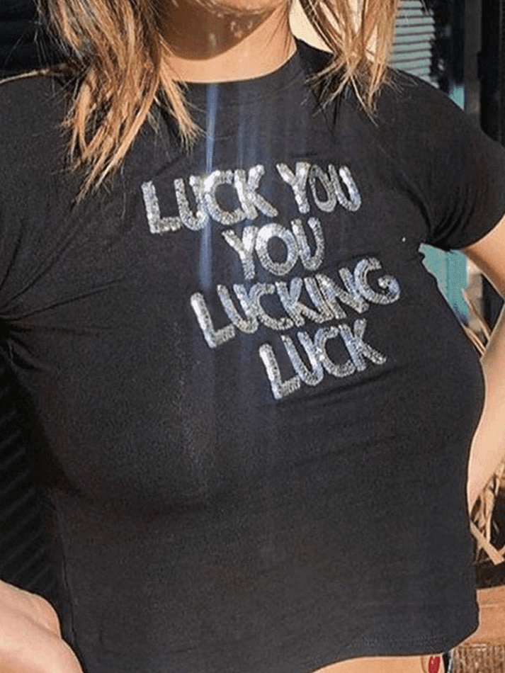 Schwarzes Crop Top mit Pailletten und Buchstaben