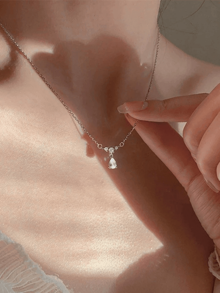 Collar con decoración de gotas de diamantes de imitación de plata