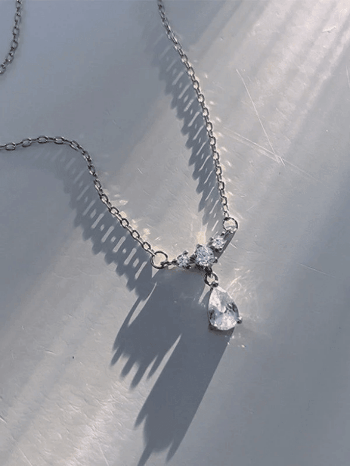 Collar con decoración de gotas de diamantes de imitación de plata