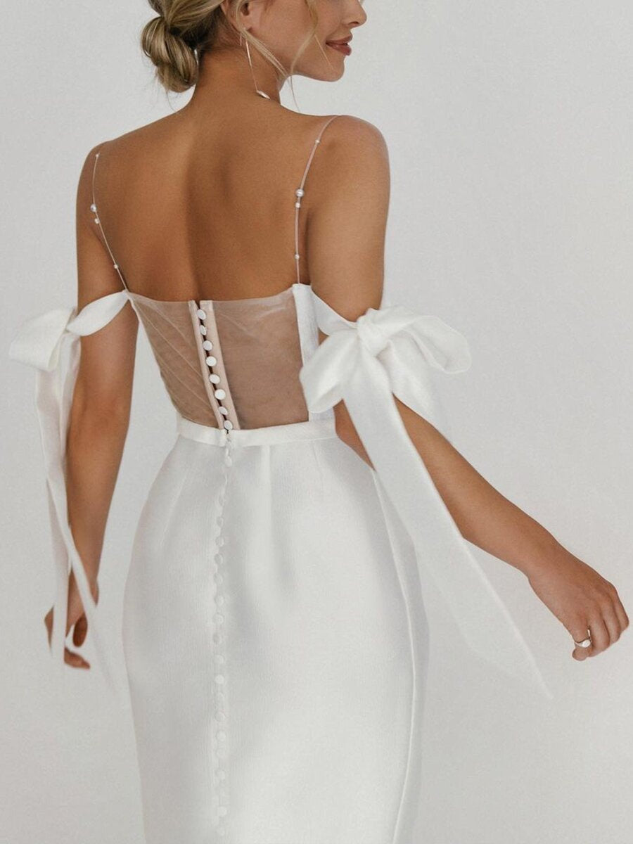 Elegantes Abendkleid mit überschnittener Schulter und Perlen