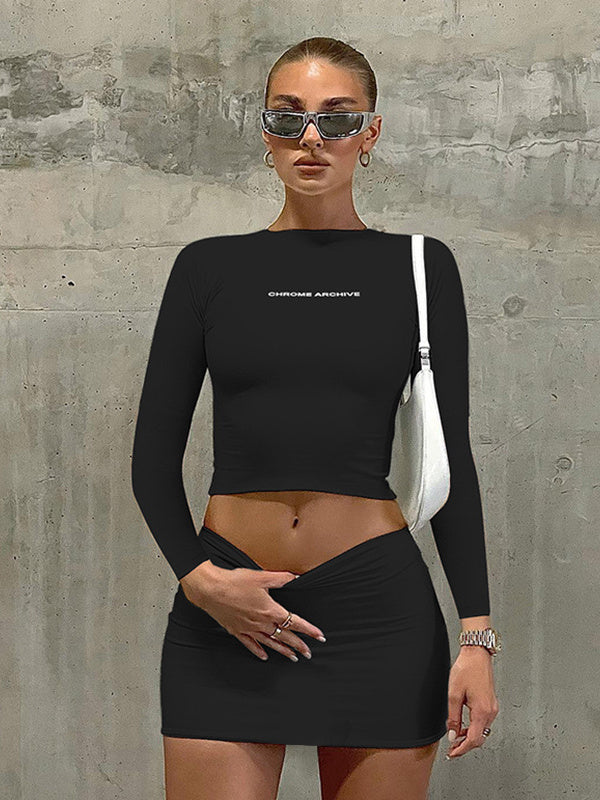 Conjunto de top de manga larga con estampado de letras y falda corta ajustada 