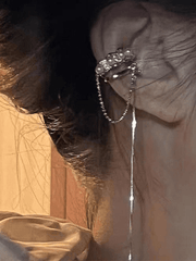 Pendientes tipo puño con borlas y decoración de perlas