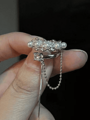 Pendientes tipo puño con borlas y decoración de perlas