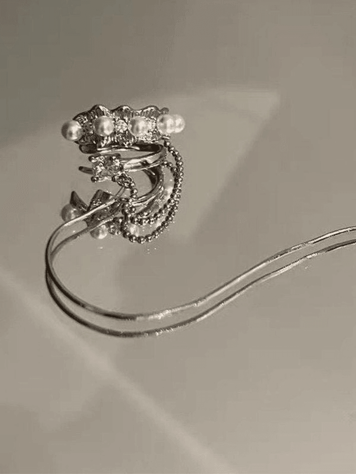 Pendientes tipo puño con borlas y decoración de perlas